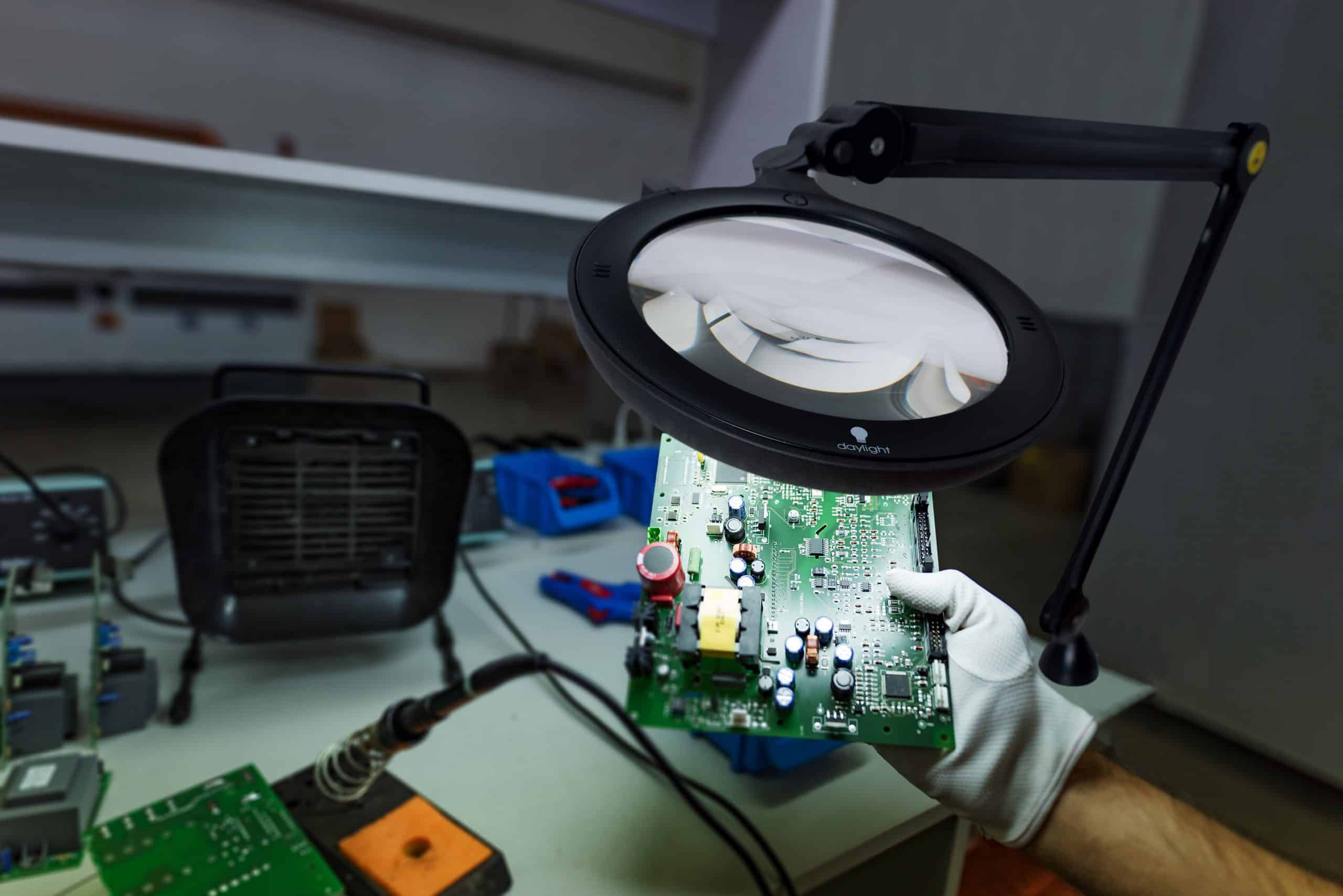25101 iQ ESD Daylight UV Magnifier Microchip production factory scaled 1